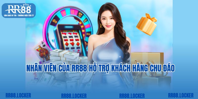 Nhân viên của RR88 hỗ trợ khách hàng chu đáo